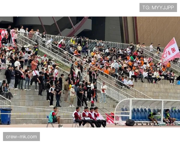 德比郡主场氛围热烈，球迷齐声助威迎战关键战役